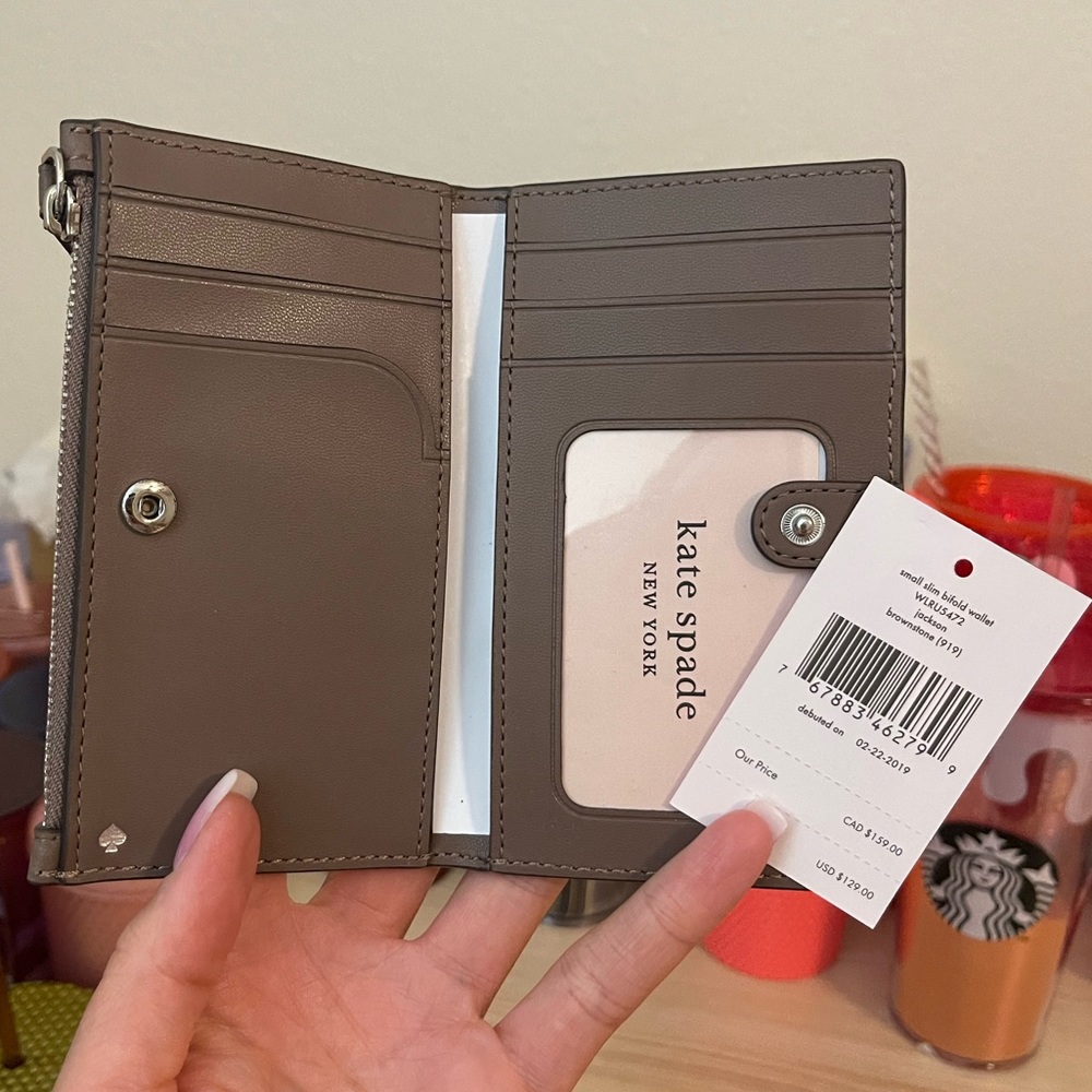 Kate Spade Bi-Fold Wallet ⭐️ - Picture 3 of 5